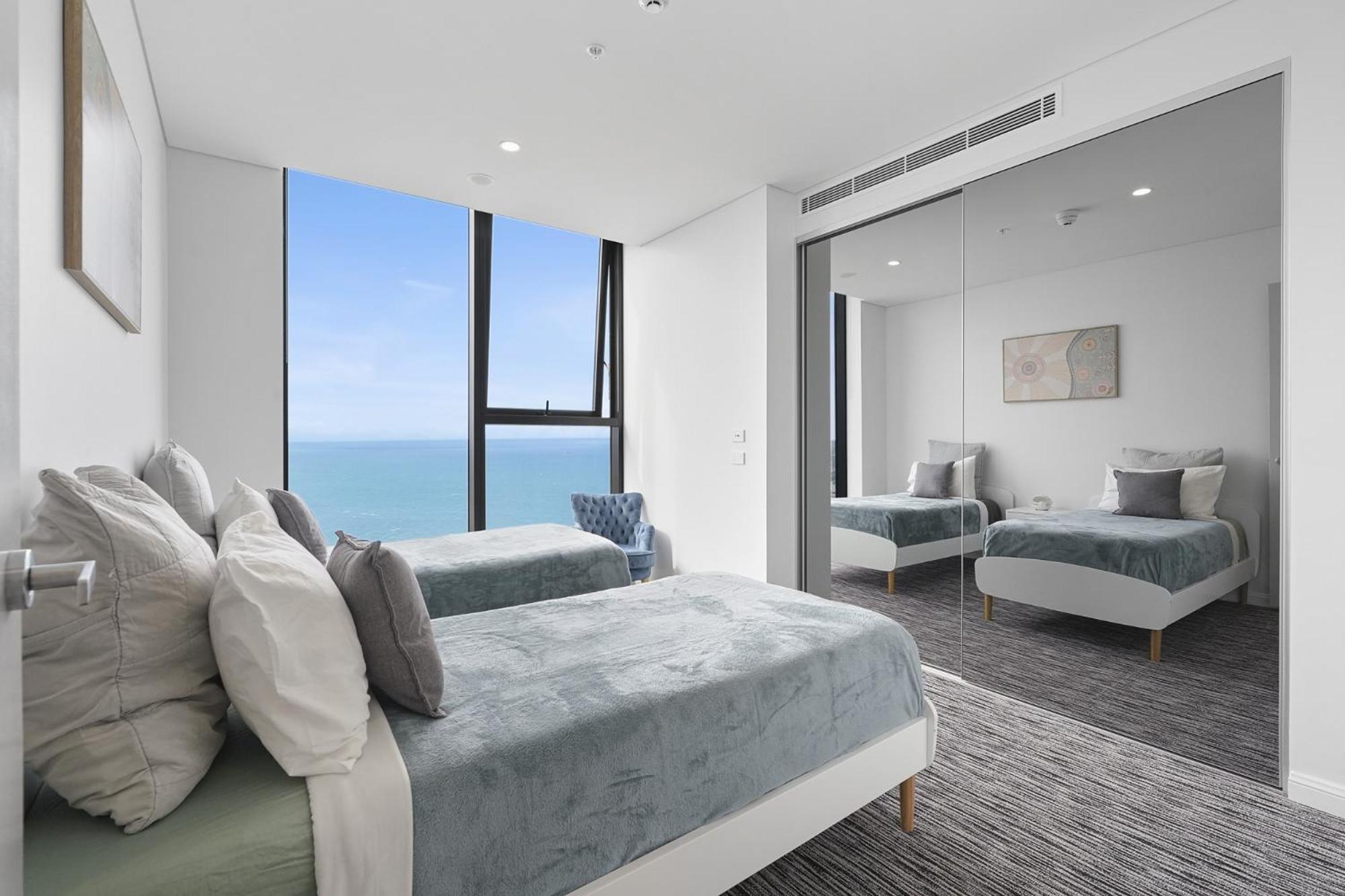 Sky-high Ocean Views * Gold Coast