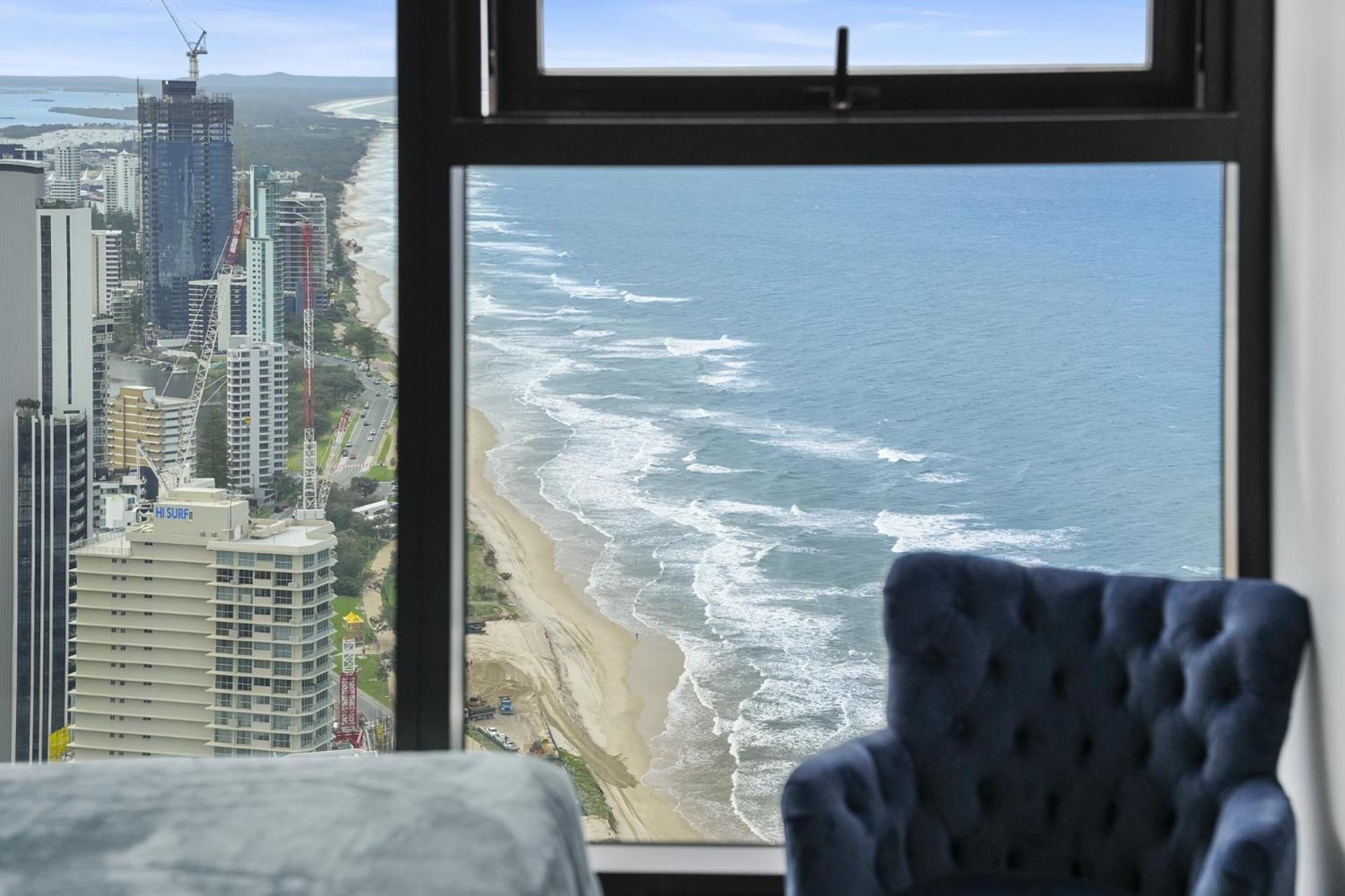Sky-high Ocean Views * Gold Coast